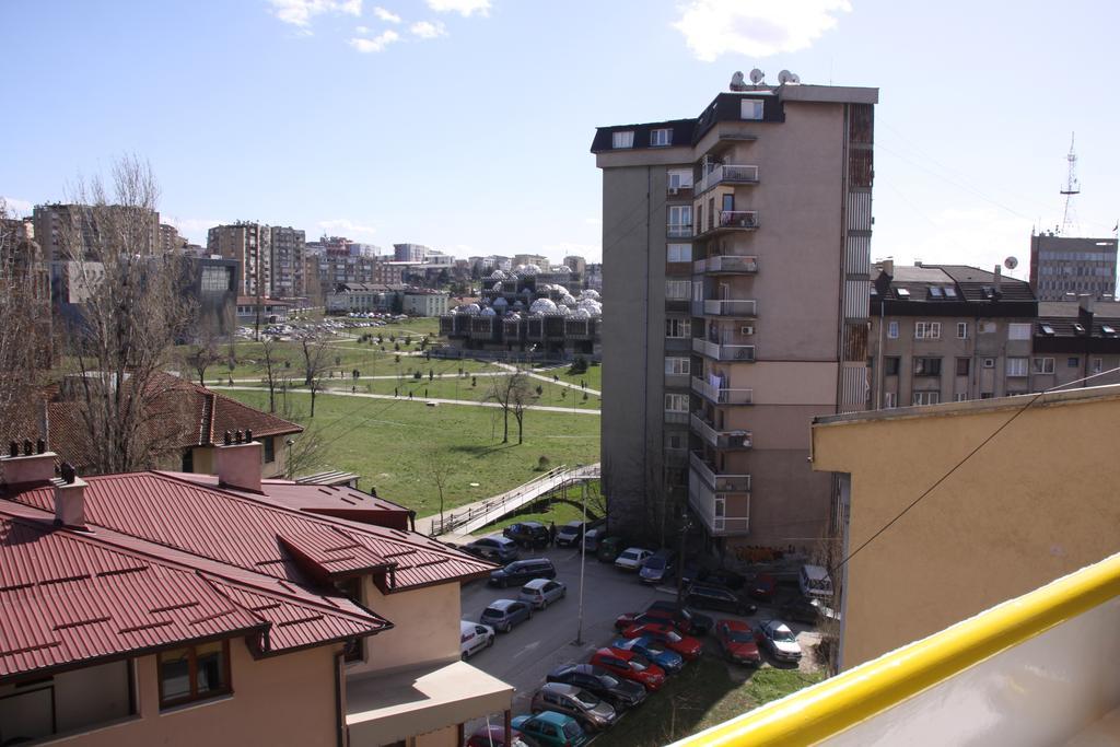 Yellowhouse Pristina Eksteriør billede